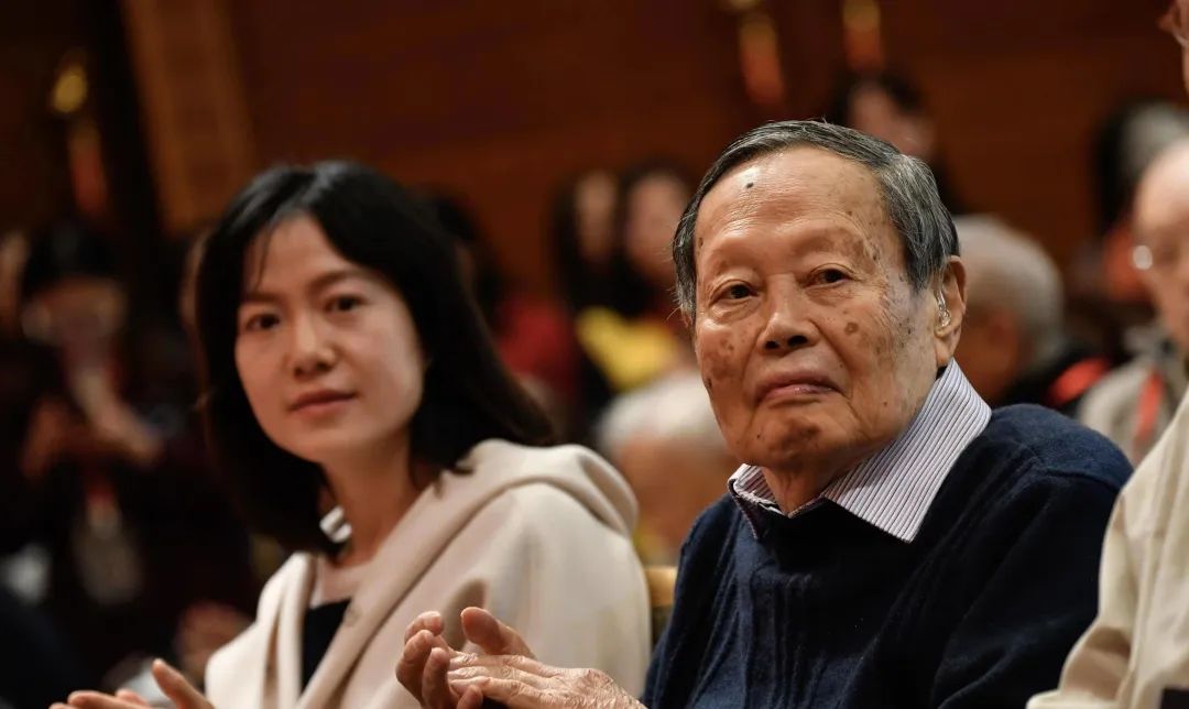 同是诺奖得主,爱因斯坦和杨振宁的理论,哪一个更加伟大?(图2) 2.jpg