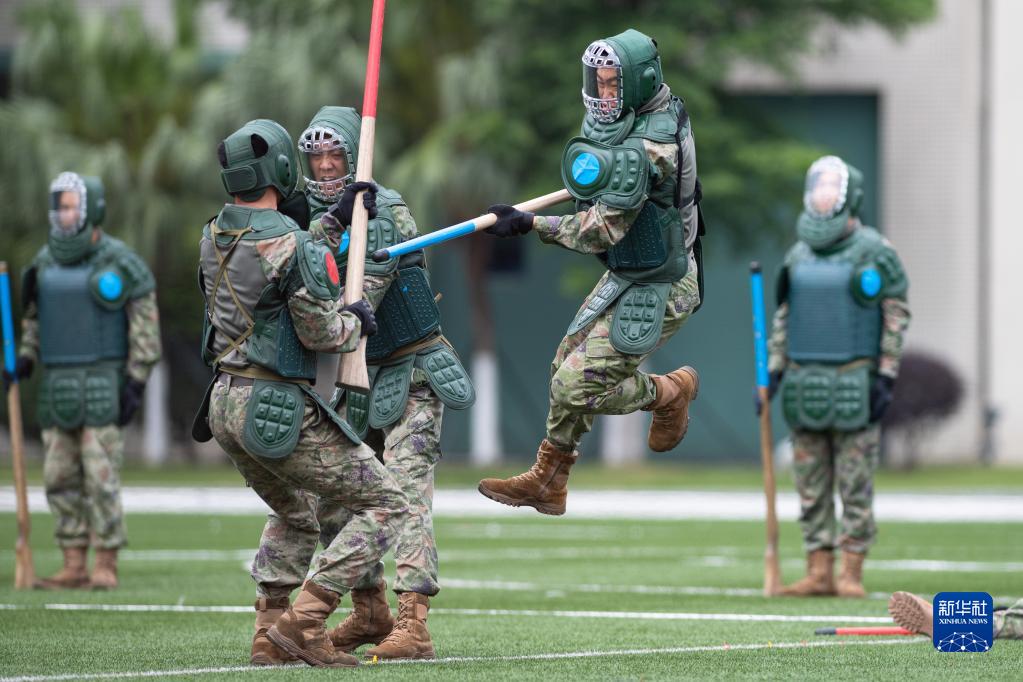 解放军驻澳门部队举行第十七次军营开放活动(图3) 解放军驻澳门部队举行第十七次军营开放活动(图3)