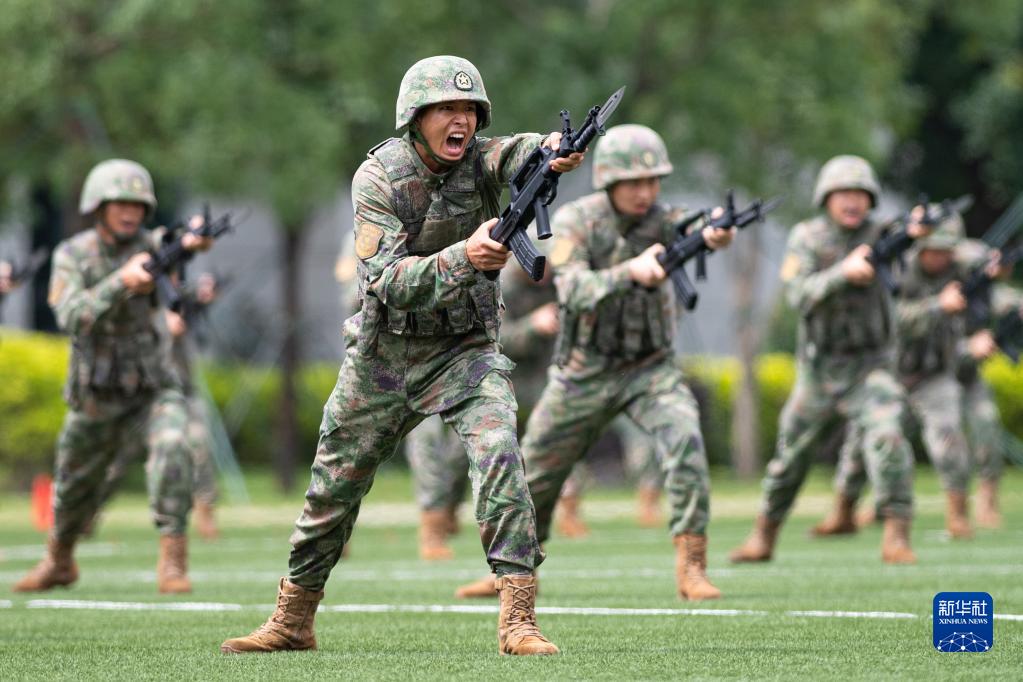 解放军驻澳门部队举行第十七次军营开放活动(图4) 解放军驻澳门部队举行第十七次军营开放活动(图4)