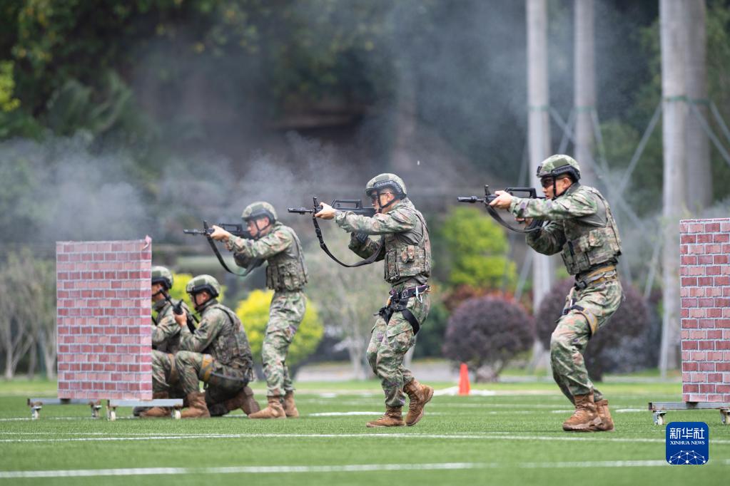解放军驻澳门部队举行第十七次军营开放活动(图5) 解放军驻澳门部队举行第十七次军营开放活动(图5)
