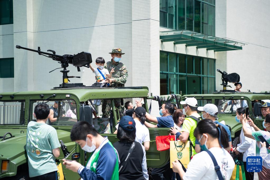 解放军驻澳门部队举行第十七次军营开放活动(图7) 解放军驻澳门部队举行第十七次军营开放活动(图7)