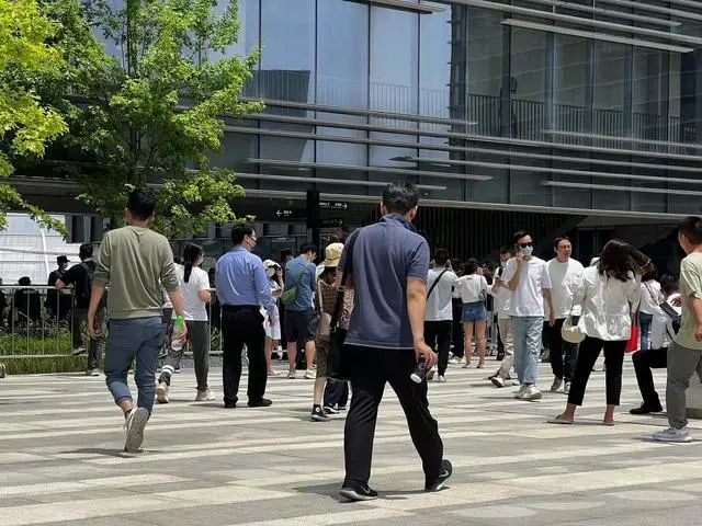 摇中就赚2000万?上海一楼盘惊现“一日夫妻”“现场配婚黄牛”...警方已介入(图1) 1.jpg