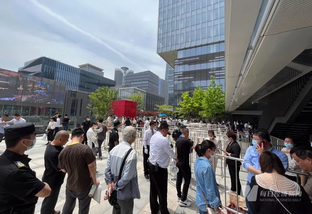 摇中就赚2000万?上海一楼盘惊现“一日夫妻”“现场配婚黄牛”...警方已介入(图6) 6.jpg