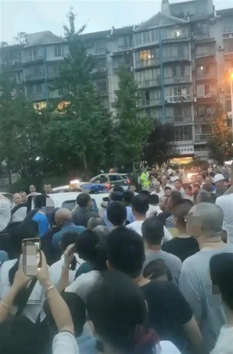 四川内江通报城管与摊贩发生冲突:6人停职(图2) 2.jpg