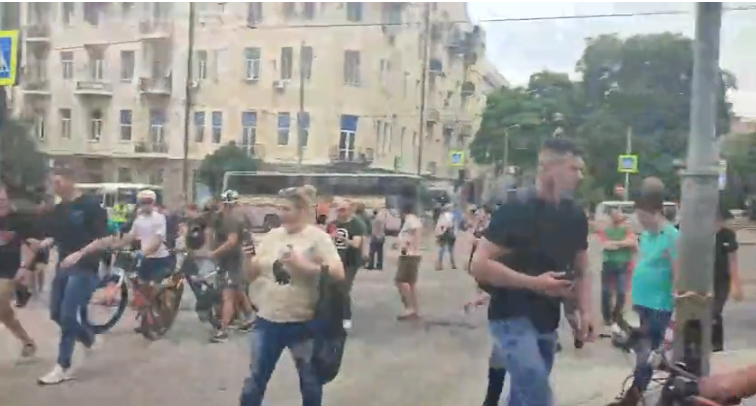 俄军区总部大楼被包围!“普京仍在克宫”!最新→(图1) 1.png