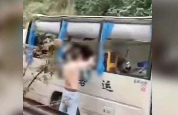 “中巴车遭意外落石砸中”,重庆奉节通报:6人遇难(图2) 2.jpg