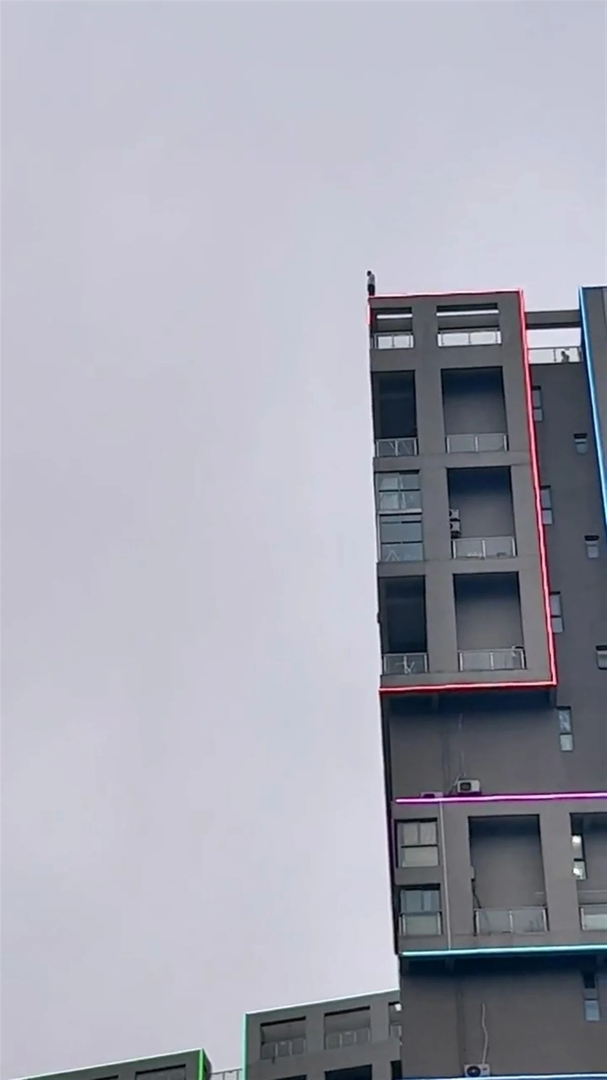 “不跳不是人”?如此起哄枉为人!当地公安已介入处理(图2) 2.jpg