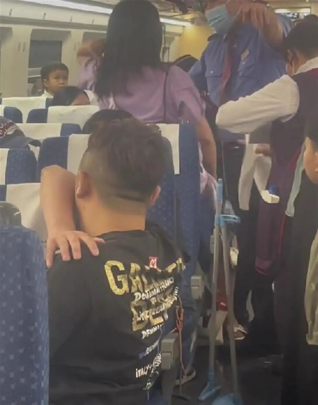 旅客相互争执热水泼小孩?广铁集团通报(图2) 2.jpg