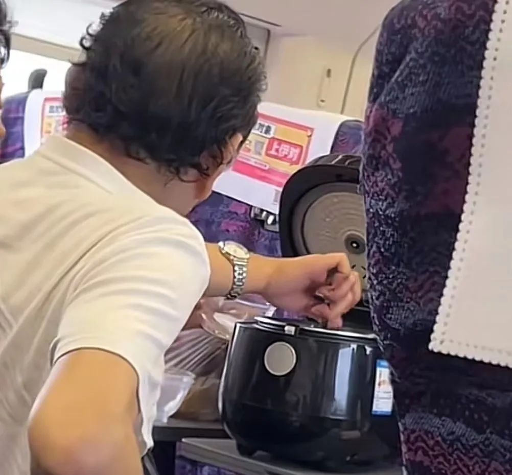 大妈坐高铁用电饭煲煮饭?目击者回应(图1) 3.jpg