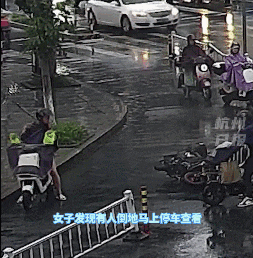 暴雨中拦警车救人的粉衣女孩,找到了!(图2) 1.gif
