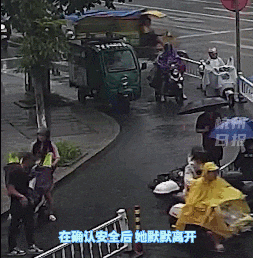 暴雨中拦警车救人的粉衣女孩,找到了!(图5) 4.gif