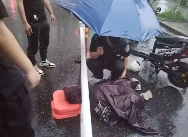 暴雨中拦警车救人的粉衣女孩,找到了!(图6) 5.jpg