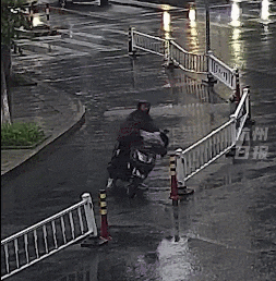 暴雨中拦警车救人的粉衣女孩,找到了!(图1) 0.gif