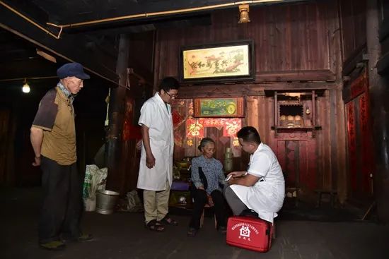 骑5小时摩托车上岗,乡卫生院迎来第一批本科医生……(图1) 1.jpg