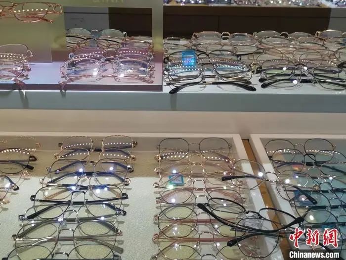 20元的镜架卖你400元是行情?一副眼镜动辄上千,谁在“收割”近视眼……(图2) 2.jpg