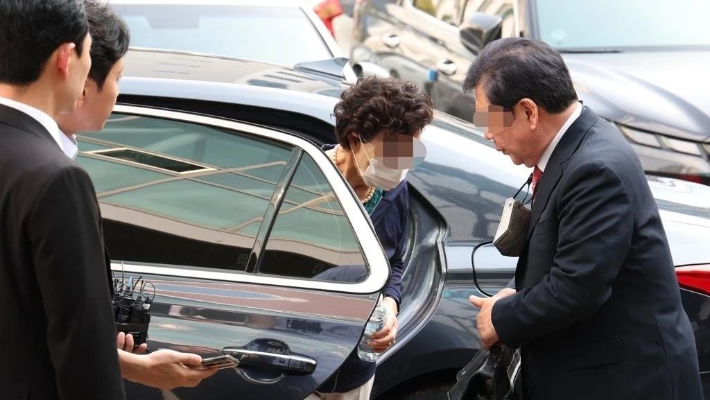 尹锡悦岳母当庭被捕!(图1) 1.jpg