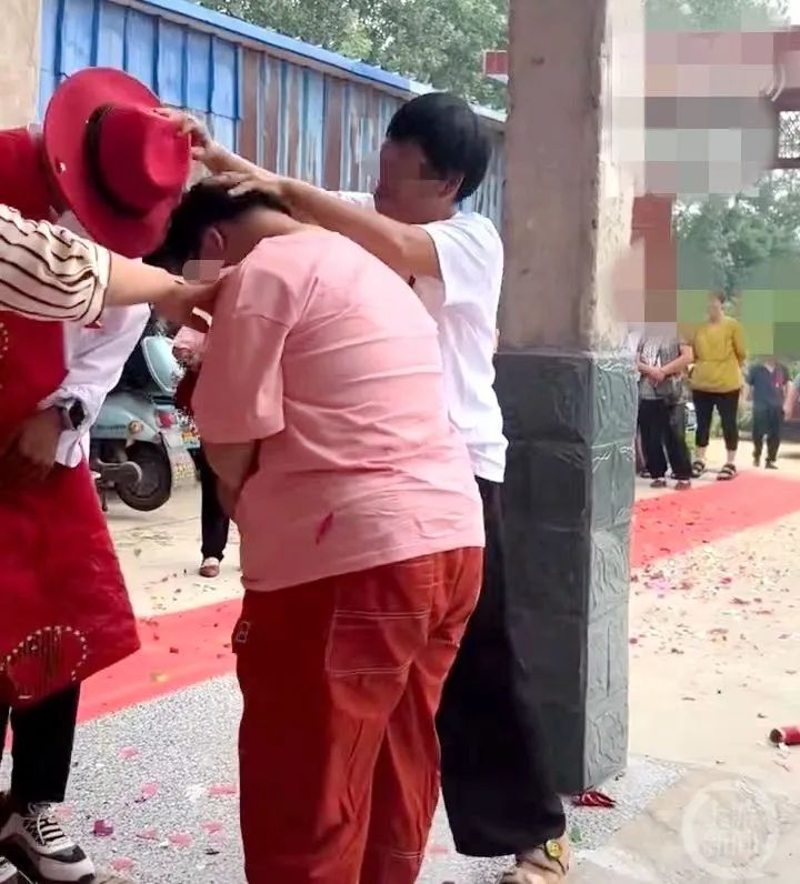 安徽一对男女被人按着头拜堂,知情人:男方精神残疾女方智力残疾(图2) 2.jpg