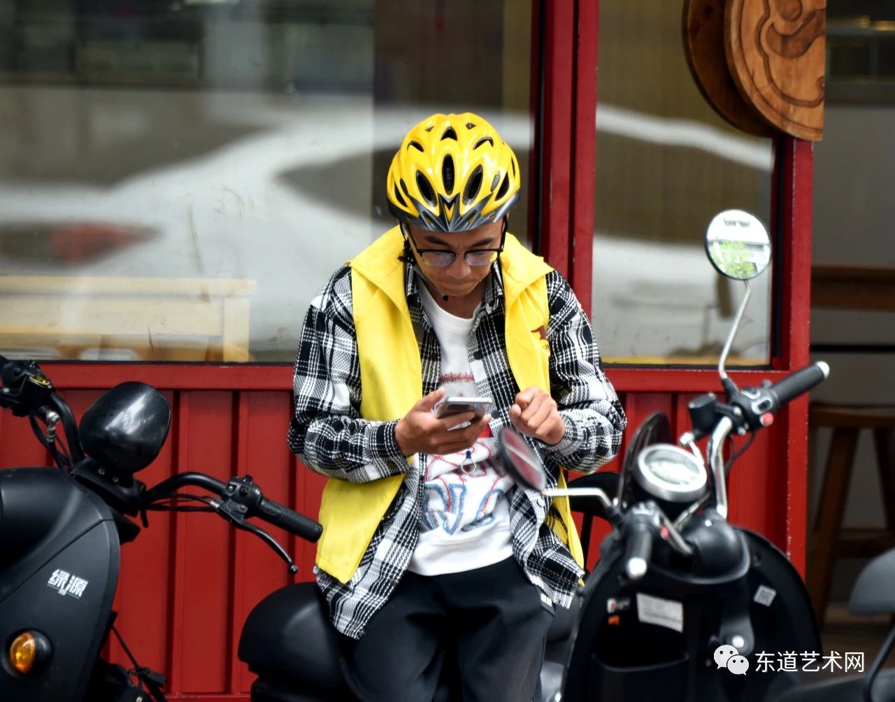 你好,外卖小哥!一一岑国荣摄影(图1) 1.jpg