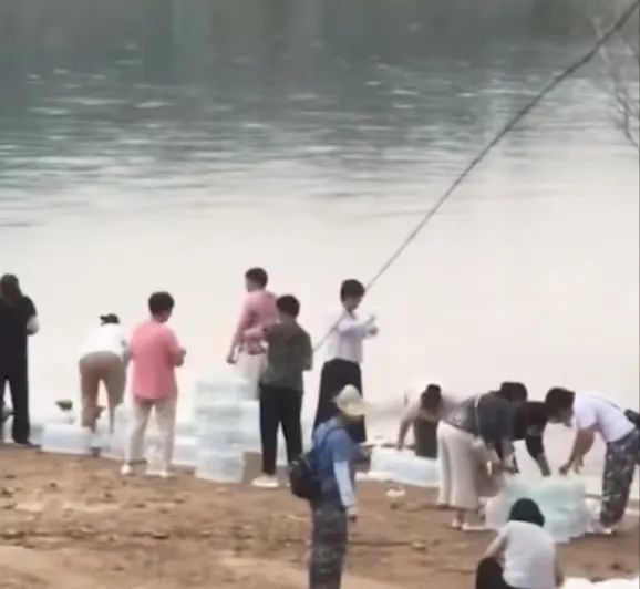 只有更奇葩:东莞两女子“放生”鱼豆腐(图2) 2.jpg