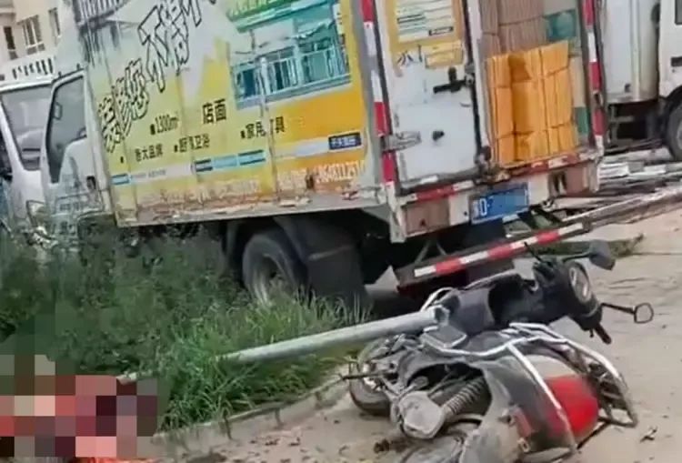 内蒙古赤峰通报“一货车失控冲进集市”:致3人死亡3人受伤(图1) 12.jpg