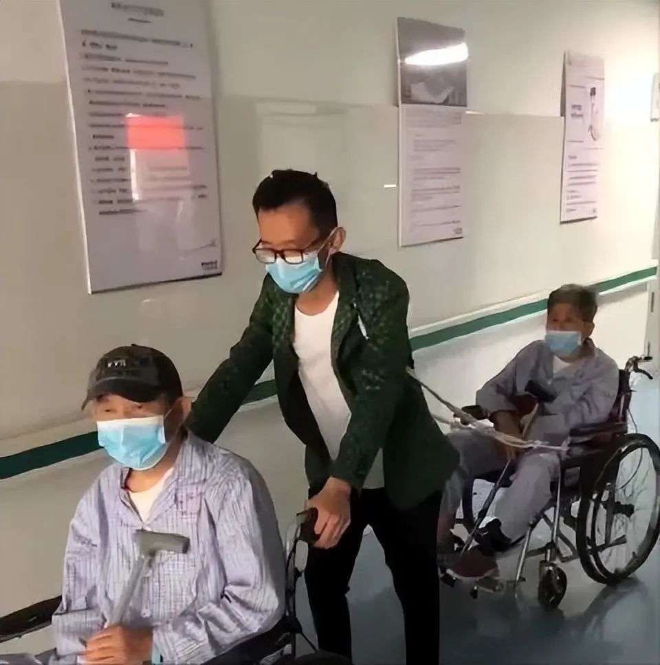 一张医院偷拍照背后的真相:两亿独生子女的困境已经来临(图2) 24.png