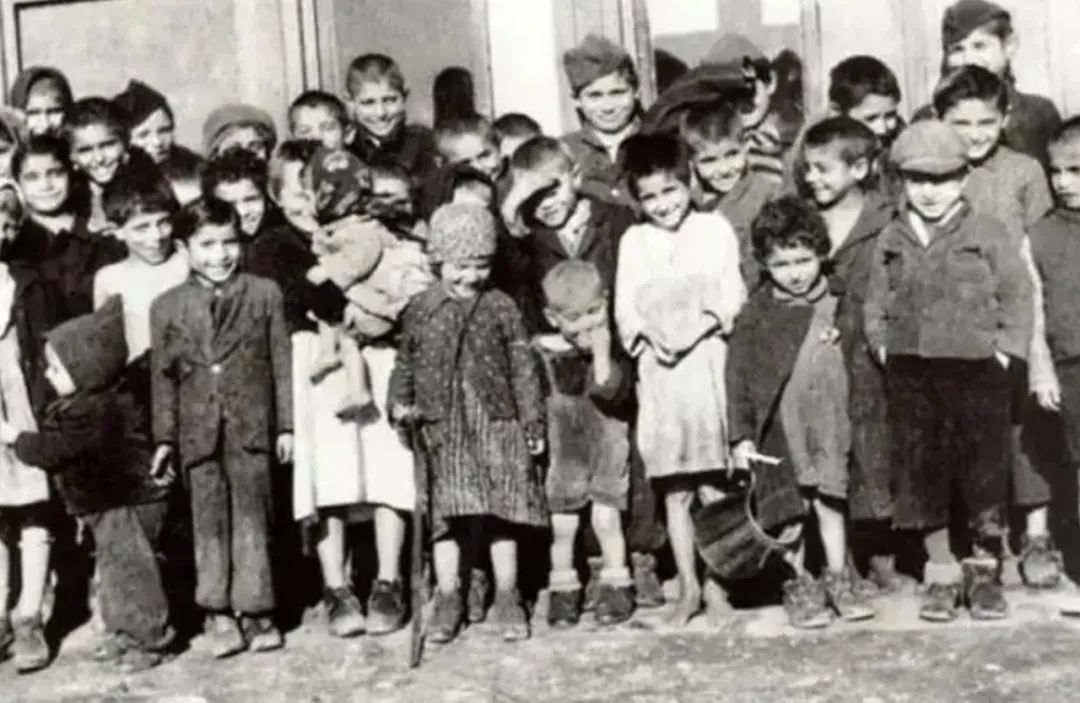 纳粹士兵处决5岁小女孩:枪响后的40年,他没有受到谴责,却赢得了世人尊重(图3) 3.jpg