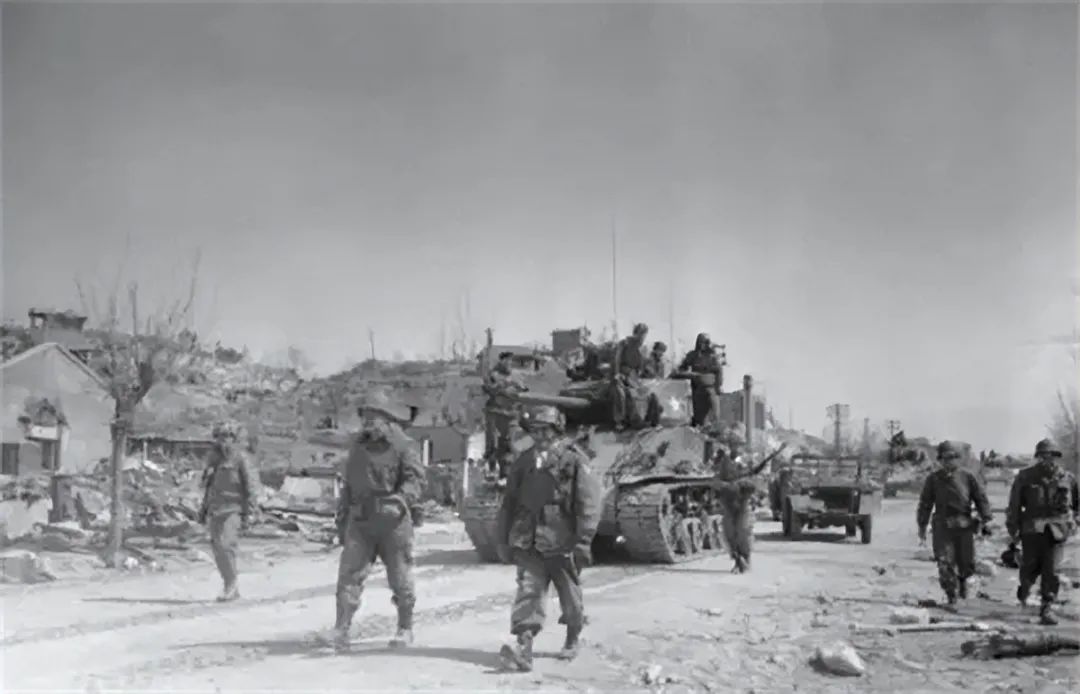 纳粹士兵处决5岁小女孩:枪响后的40年,他没有受到谴责,却赢得了世人尊重(图5) 5.jpg