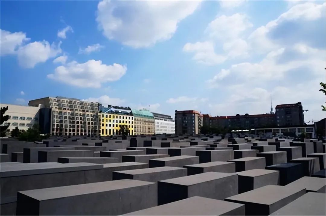 纳粹士兵处决5岁小女孩:枪响后的40年,他没有受到谴责,却赢得了世人尊重(图6) 6.jpg