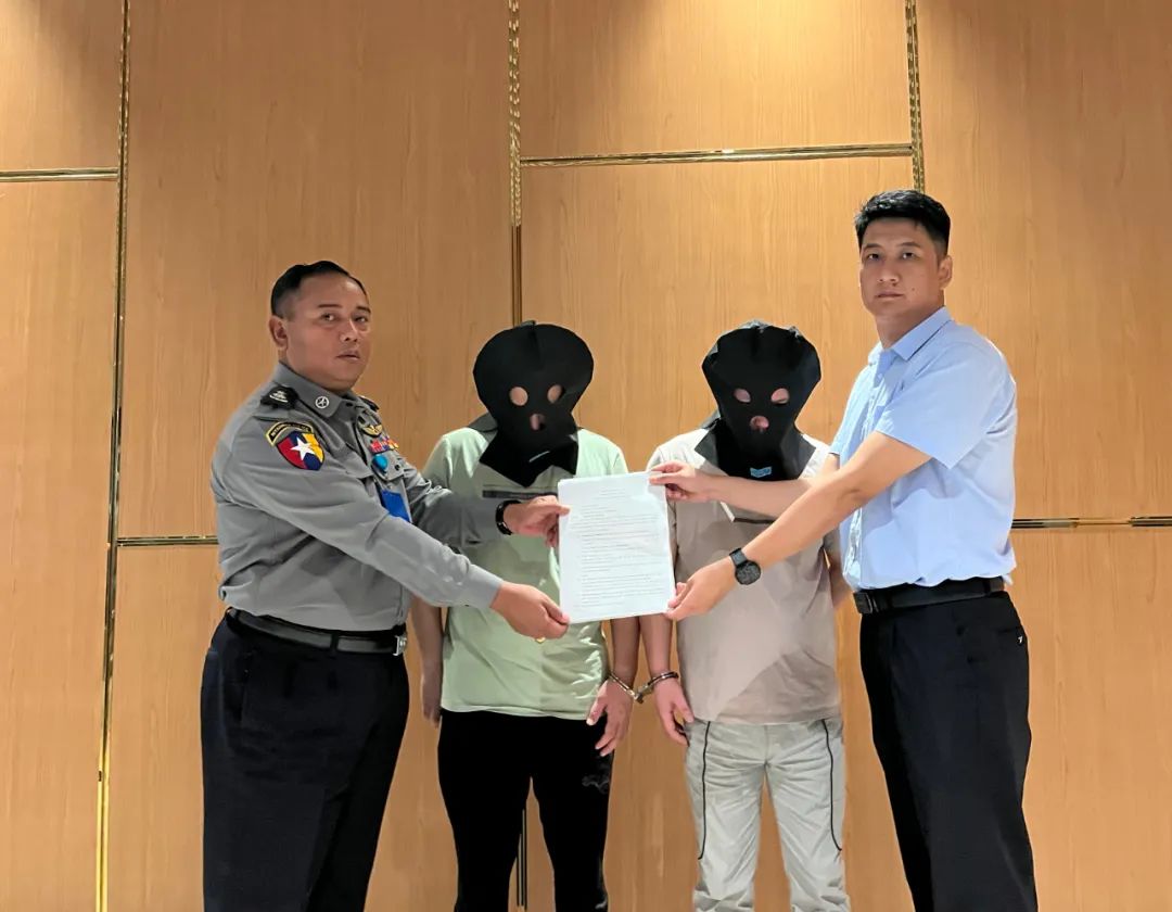 在缅电诈犯罪嫌疑人被押解回国(图1) 18.jpg