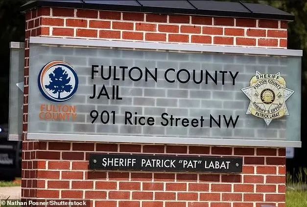 全球轰动!川普自首 监狱大头照一夜爆火!各种周边光速上架 真正的商机终于来了...(图9) 24.jpg