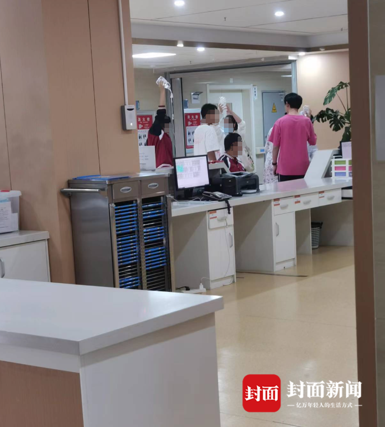 疑因吃了学校食堂的“臭鸡腿”,28名学生恶心、腹痛被送医!官方通报:全面排查(图1) 25.png