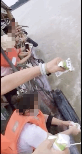 老人往海中“放生”桶装水和馒头(图3) 14.png