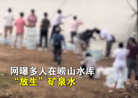 老人往海中“放生”桶装水和馒头(图4) 15.png