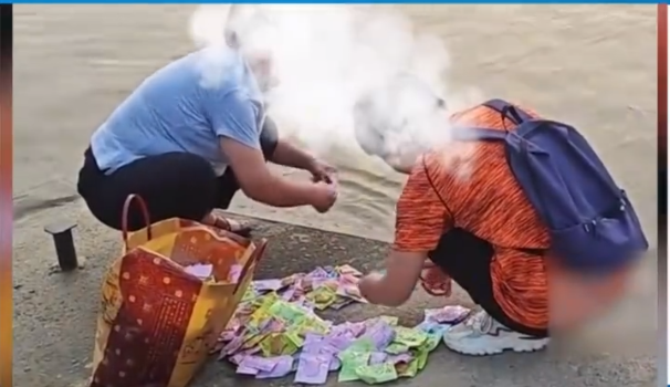 老人往海中“放生”桶装水和馒头(图5) 16.png