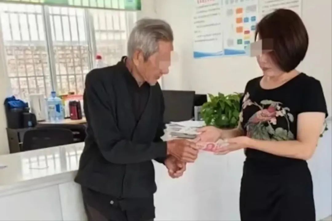 92岁老人烧秸秆,被村干部要求手拿检讨书拍照…网友热议!官方通报→(图2) 4.jpg