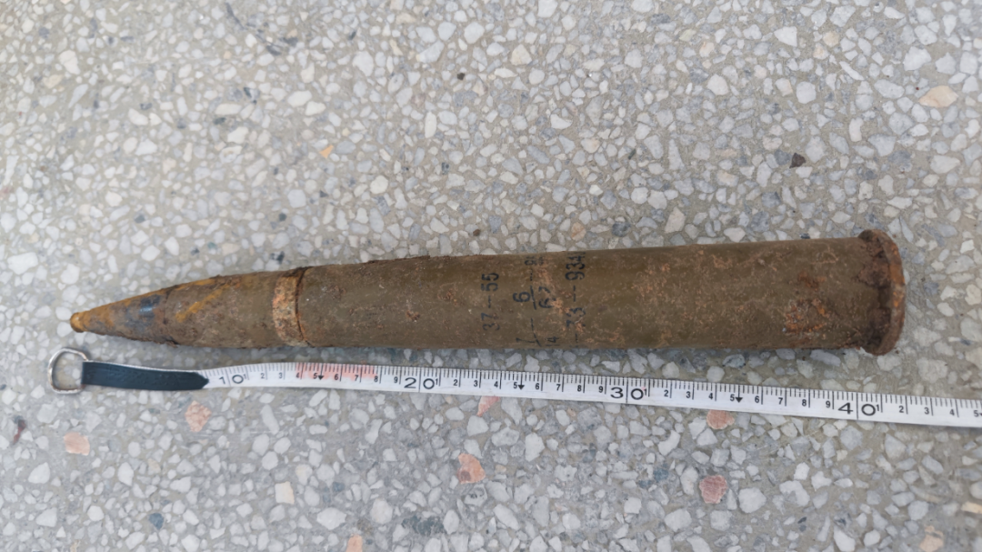 “两学生徒手挖出炮弹后送进校长室”,警方:系战时遗留高射炮弹(图2) 4.png