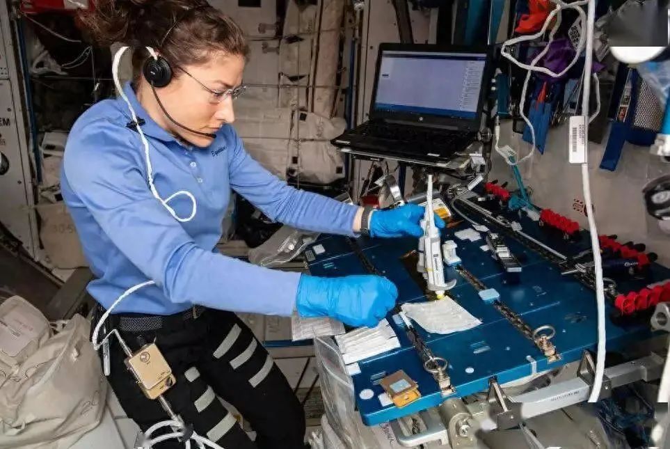 人类能在太空中进行性活动吗?听首例上太空的夫妻怎么说:太难了(图6) 24.jpg