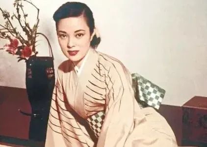 女汉奸李香兰被判死刑,行刑前她解开胸口扣子,掏出一张纸,法官看后直接将她释放(图1) 6.jpg