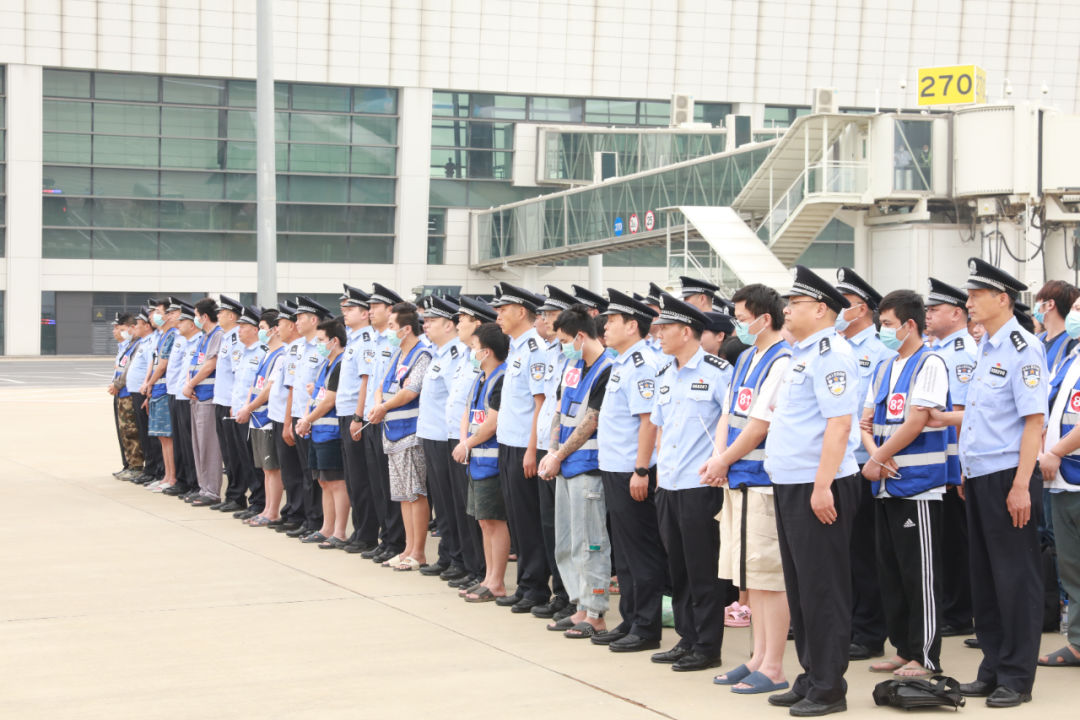 179名从事虚假投资理财类电信网络诈骗的犯罪嫌疑人从老挝被押解回国(图1) 11.jpg