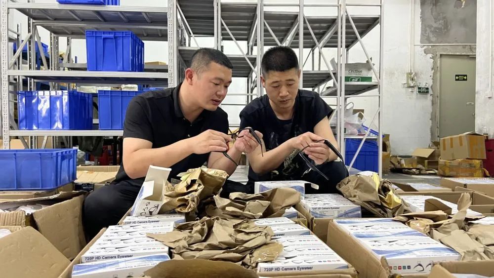 触目惊心!这些窃听窃照器材,可能就在你身边(图1) 11.jpg