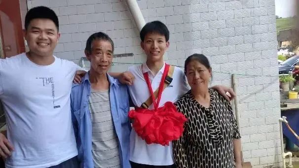 小伙逆境圆梦清华!他背着妈妈偷偷买了票…(图3) 16.jpg