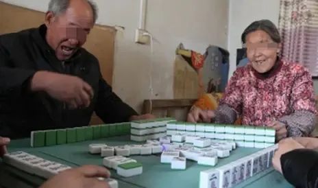 老太太因打麻将,导致2个孙子被电死,父亲得知后煮了4碗面,没多久,他就被警察带走(图1) 22.jpg