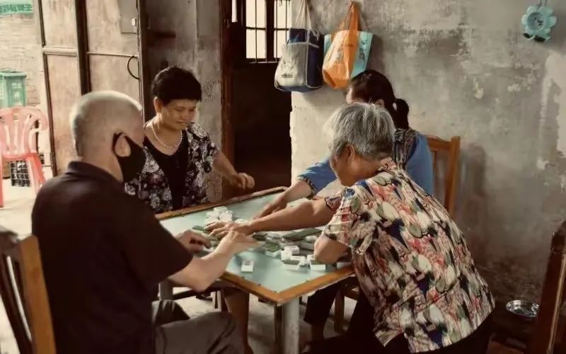 老太太因打麻将,导致2个孙子被电死,父亲得知后煮了4碗面,没多久,他就被警察带走(图2) 23.jpg