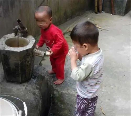 老太太因打麻将,导致2个孙子被电死,父亲得知后煮了4碗面,没多久,他就被警察带走(图3) 24.jpg