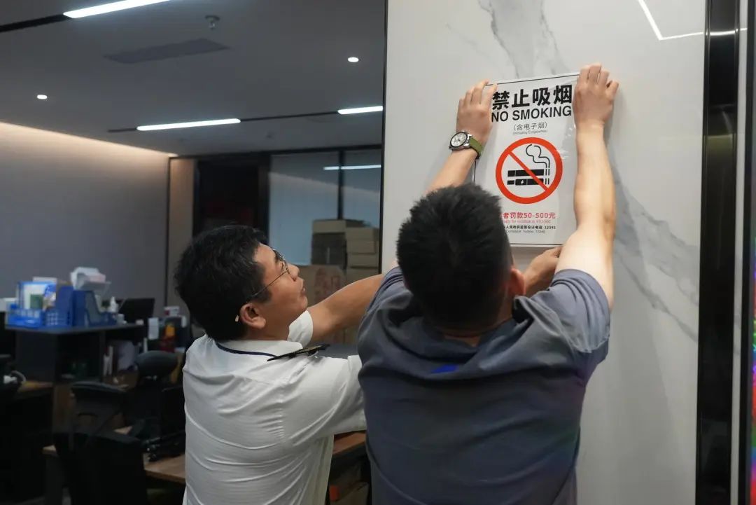 复旦退休教授开讲座时吸烟被投诉!本人将被调查处理(图2) 2.jpg