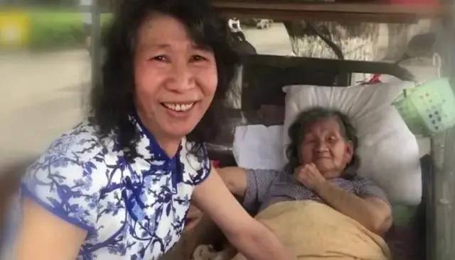 广西怪大叔"男扮女装"20多年,得知真相后网友泪目:他才是真男人(图1) 17.jpg