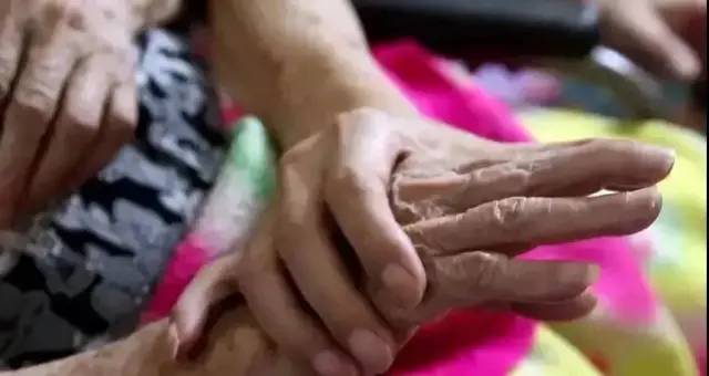 广西怪大叔"男扮女装"20多年,得知真相后网友泪目:他才是真男人(图2) 18.jpg