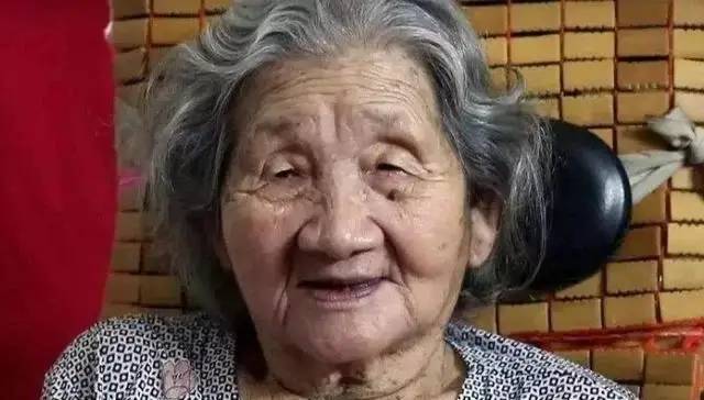 广西怪大叔"男扮女装"20多年,得知真相后网友泪目:他才是真男人(图4) 20.jpg