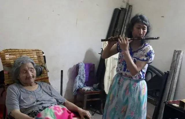 广西怪大叔"男扮女装"20多年,得知真相后网友泪目:他才是真男人(图8) 24.jpg