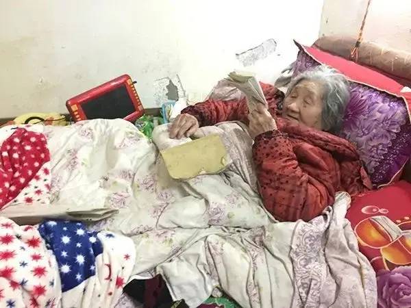 广西怪大叔"男扮女装"20多年,得知真相后网友泪目:他才是真男人(图9) 25.jpg